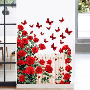 Dettaglio dell'adesivo da parete con rose rosse, farfalle e decoro a staccionata