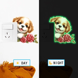 Leuchtender Wandsticker mit Welpen und Rosen im Tag- und grünen Nachtlichteffekt