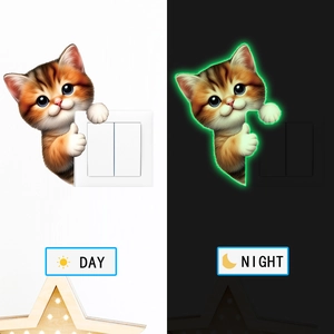 Leuchtender Katzen-Wandsticker mit Tagesdekor und grünem Leuchteffekt bei Nacht