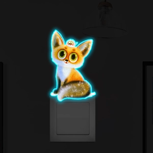 Sticker mural renard et oiseau phosphorescent brillant sur interrupteur dans le noir