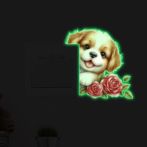 Leuchtender Hunde-Wandaufkleber mit Rosen neben einem Lichtschalter in dunkler Umgebung