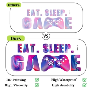 Confronto che mostra la stampa HD e l'elevata impermeabilità degli adesivi gaming