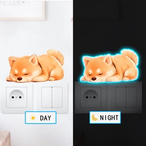 Sticker mural Shiba Inu endormi lumineux pour interrupteurs en vues jour et nuit