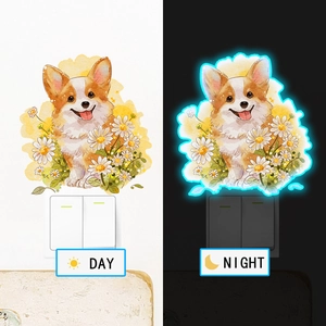 Détail de l'autocollant mural corgi fluorescent montrant l'effet de jour et de nuit