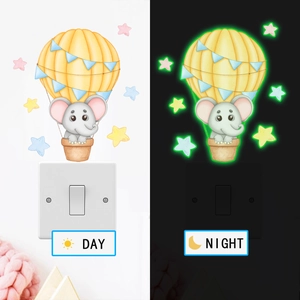 Sticker éléphant montgolfière phosphorescent avec effet jour et nuit étoiles décor