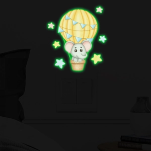 Sticker mural phosphorescent avec un éléphant mignon en montgolfière et des étoiles