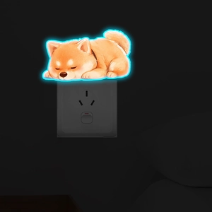 Vue détaillée de veilleuse Shiba Inu aux bords néon bleus sur une prise murale
