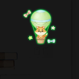 Détail de stickers muraux phosphorescents avec renard en montgolfière et étoiles vertes
