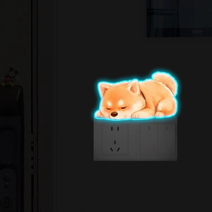 Sticker mural Shiba Inu phosphorescent avec effet lumineux bleu près d'un interrupteur