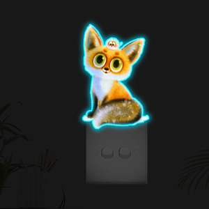 Sticker mural renard orange lumineux brillant autour d'un interrupteur mural double