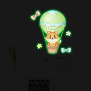 Sticker mural phosphorescent avec un renard mignon en montgolfière et des étoiles