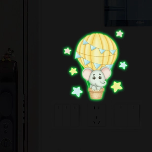 Sticker mural lumineux montrant un éléphant en montgolfière avec un éclat vert vif