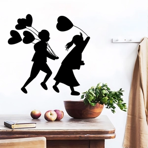 Sticker mural silhouette enfants avec ballons en cœur pour décor de salon