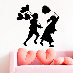Détail du sticker mural silhouette d'enfants avec ballons de cœur sur un mur blanc