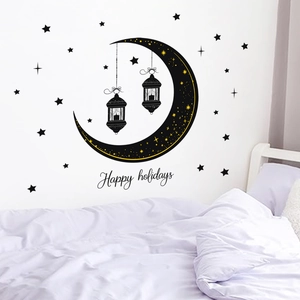 Detail der Mond und Sterne Wandaufkleber mit Happy Holidays Text auf weißer Schlafzimmerwand