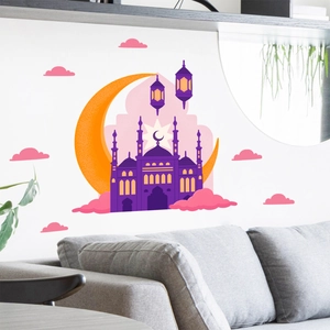 Détail de stickers muraux lune de Ramadan et mosquée au-dessus d'un canapé gris moderne