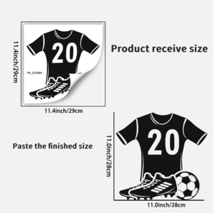 Vue détaillée des dimensions du sticker mural de foot montrant le maillot et les crampons