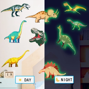 Détails des stickers muraux dinosaures montrant l'effet fluorescent jour et nuit