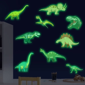 Stickers muraux dinosaures fluorescents montrant l'effet lumineux vert dans l'obscurité