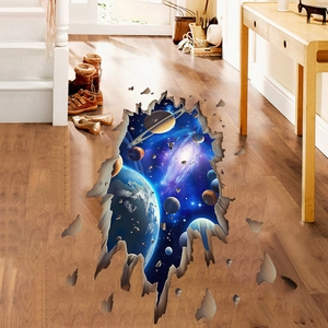 Détail de l'autocollant de sol 3D espace avec motif Saturne et galaxie dans un couloir