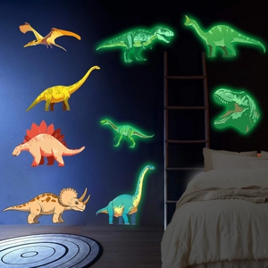 Vue divisée montrant des stickers dinosaures colorés et leur effet phosphorescent vert