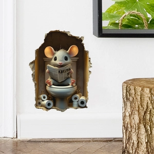 Detail eines 3D-Mauseloch-Wandtattoos mit süßer Maus, die auf der Toilette liest