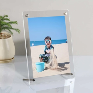 Transparenter Acryl-Fotorahmen für den Schreibtisch mit Metallschrauben im minimalistischen Stil