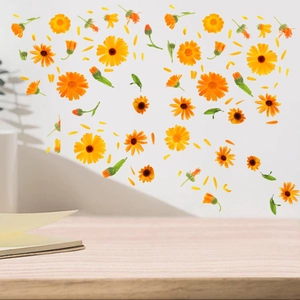 Kreative orangefarbene Ringelblumen Wandsticker mit fliegenden Blütenblättern