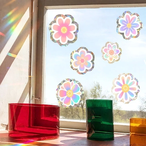 Regenbogen-Prisma-Fensteraufkleber mit Blumenmustern reflektieren Sonnenlicht im Zimmer