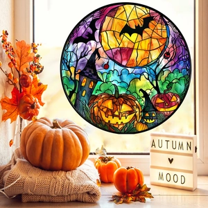 Dettaglio dell'adesivo circolare di Halloween per finestre con zucca e castello fatato