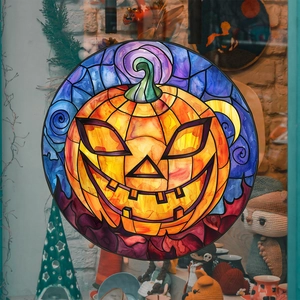 Dettaglio di un adesivo rotondo per vetri con zucca di Halloween stile vetrata
