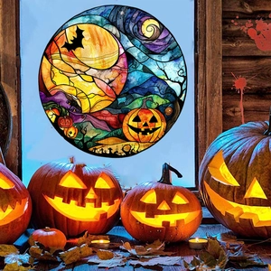 Primo piano di un adesivo per finestre di Halloween con zucca e pipistrelli vivaci