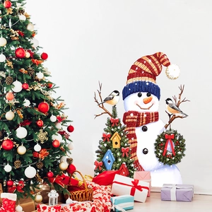 Detailansicht von Weihnachts-Schneemann-Wandsticker in einem gemütlichen Wohnzimmer