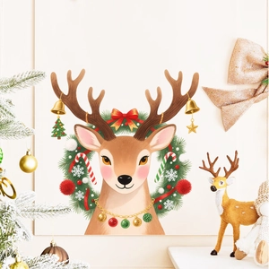 Dettaglio dell'adesivo murale renna di Natale con rami di pino e campanellini decorativi