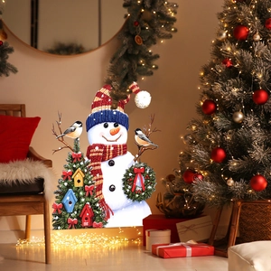 Detailaufnahme einer weihnachtlichen Schneemann-Dekoration in einem warmen festlichen Raum