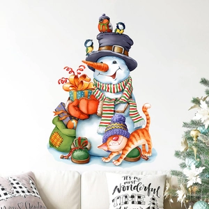 Detailansicht von Schneemann-Wandstickern in einem gemütlichen Weihnachtswohnzimmer