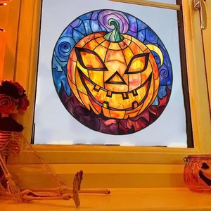 Dettaglio dell'adesivo per finestra di Halloween stile vetro colorato con zucca e luna