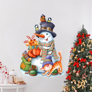 Detail der Weihnachts-Wandtattoos mit Schneemann und Vögeln neben einem Christbaum