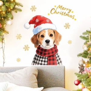 Dettaglio adesivo murale di Natale con Beagle e fiocchi di neve dorati in un soggiorno