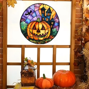 Dettaglio di un acchiappasole rotondo di Halloween con zucca e castello sulla finestra