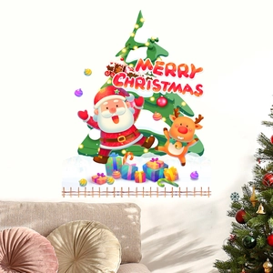 Detailansicht von Weihnachtsmann-Wandstickern über einem braunen Sofa im Wohnzimmer