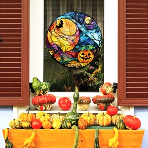 Adesivo per finestra Halloween con zucca e luna su una finestra con persiane marroni