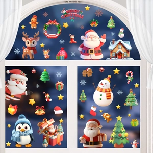 Dettaglio di adesivi 3D natalizi per finestre con Babbo Natale, renne e fiocchi di neve