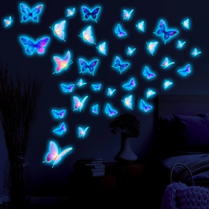 Scène de chambre avec autocollants muraux papillons lumineux aux effets néon bleus et roses brillants