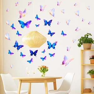 Vue détaillée de stickers muraux papillons 3D lumineux dans une scène de salle à manger