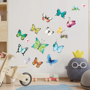 Détail de stickers muraux papillons aquarelle colorés dans une chambre d'enfant chaleureuse