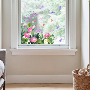 Détail de stickers fenêtre fleurs et papillons roses sur une surface en verre