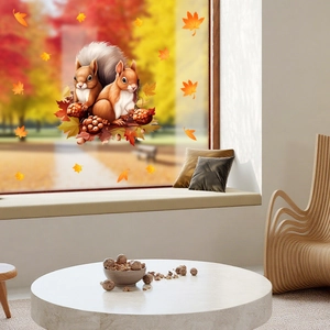 Detail von herbstlichen Fensterbildern mit Eichhörnchen und Herbstlaub auf Glasfenstern