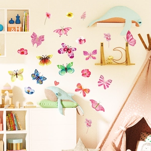 Stickers muraux papillons lumineux aquarelle dans une chambre d'enfant style nordique