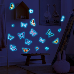 Détail des stickers muraux papillons fluorescents avec une lueur bleue dans l'obscurité